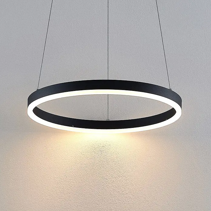 Arcchio LED Pendelleuchte in schwarz, weiß, Hängelampe -  - Schwarze ringförmige LED-Pendelleuchte, warmes Licht nach unten strahlend.