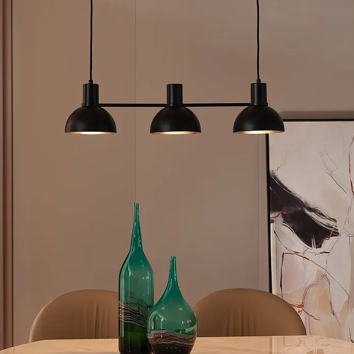 Lucande Pendelleuchte in schwarz matt, Hängelampe -  - Schwarze dreiflammige Pendelleuchte mit Kuppelschirmen über Esstisch.