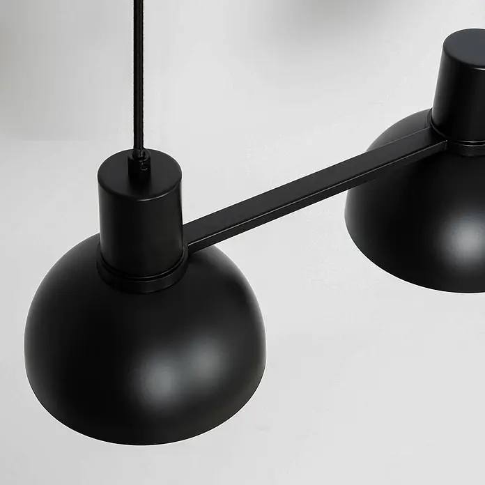 Lucande Pendelleuchte in schwarz matt, Hängelampe -  - Schwarze Metall-Pendelleuchte mit zwei kuppelförmigen Schirmen und Verbindungsstange, aufgehängt an einem geflochtenen Kabel.