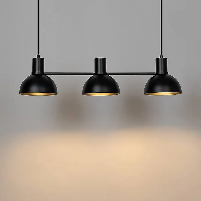 Lucande Pendelleuchte in schwarz matt, Hängelampe -  - Schwarze dreiflammige Pendelleuchte mit Kuppelschirmen und goldener Innenseite, die warmes Licht wirft.