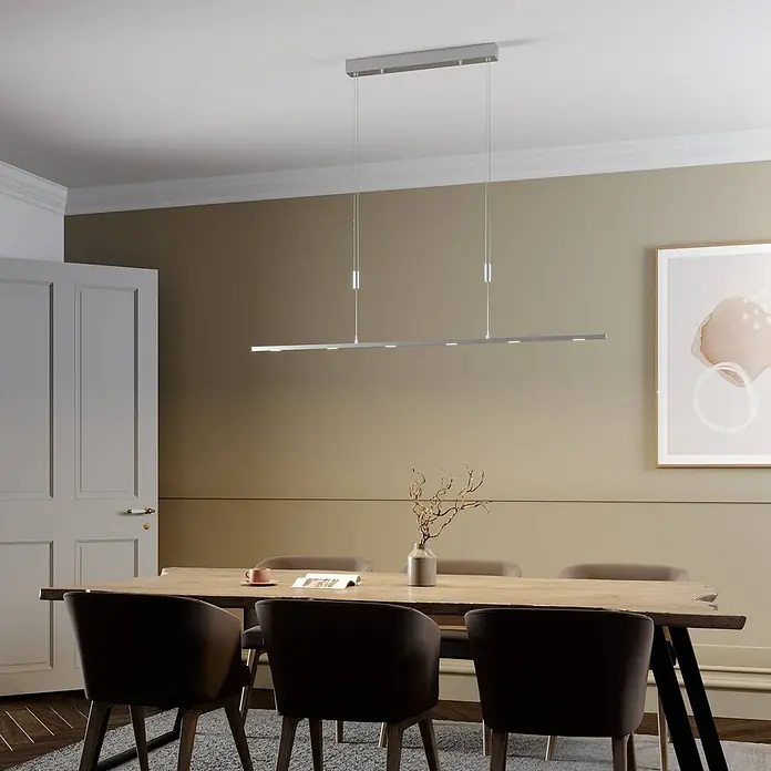 Lucande LED Pendelleuchte höhenverstellbar, dimmbar per Wandschalter -  - Silberne lineare Pendelleuchte beleuchtet einen Holzesstisch in einem modernen Esszimmer.