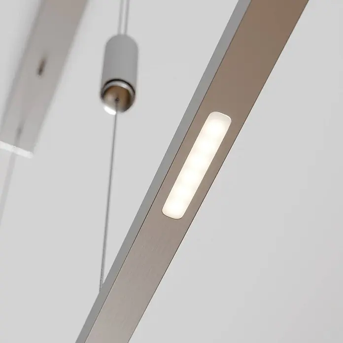 Lucande LED Pendelleuchte höhenverstellbar, dimmbar per Wandschalter -  - Nahaufnahme einer abgehängten linearen LED-Leuchte mit gebürsteter Metalloberfläche und leuchtenden LEDs.