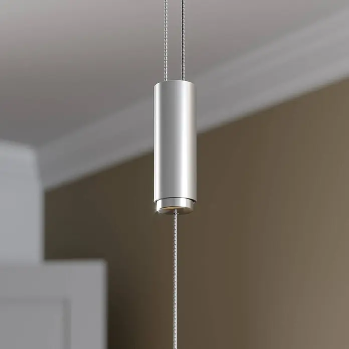Lucande LED Pendelleuchte höhenverstellbar, dimmbar per Wandschalter -  - Gebürsteter silberner zylindrischer Pendelleuchten-Körper hängt von der Decke mit zwei Aufhängedrähten, ein Stromkabel kommt unten heraus.