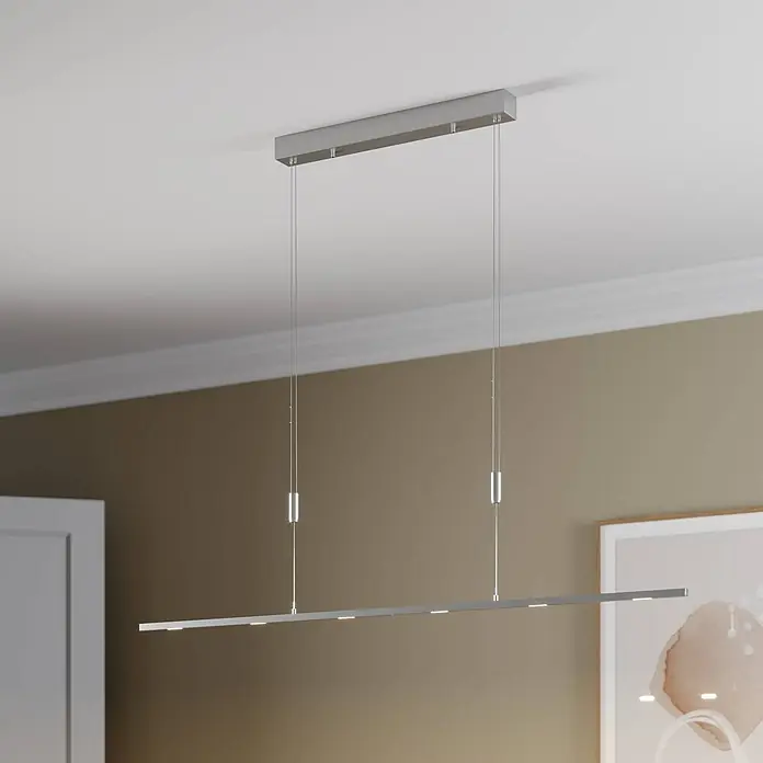 Lucande LED Pendelleuchte höhenverstellbar, dimmbar per Wandschalter -  - Silbergraue, lineare LED-Pendelleuchte, von der Decke hängend, beleuchtet einen modernen Innenraum.