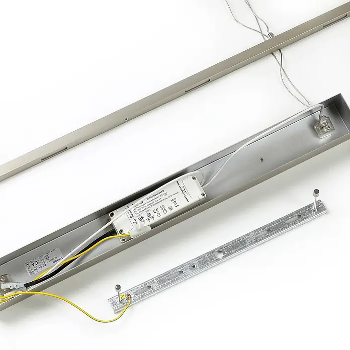 Lucande LED Pendelleuchte höhenverstellbar, dimmbar per Wandschalter -  - Innenansicht einer LED-Leuchte aus gebürstetem Metall mit LED-Treiber, Verkabelung und Montageplatte.