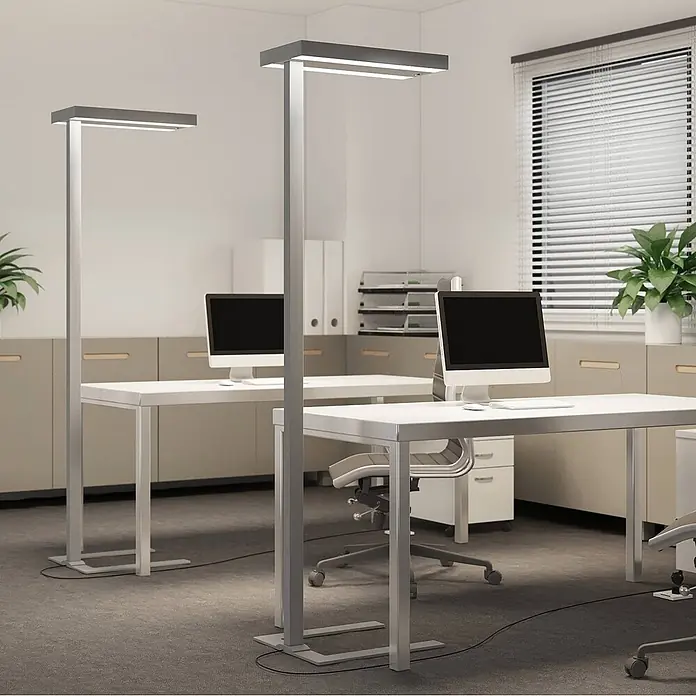 Arcchio Stehleuchte Logan Ultra - alu / grau / zink, alu / grau / zink - Moderne silber-graue Metall-Stehleuchten beleuchten einen Büroraum mit schlanken rechteckigen Köpfen.