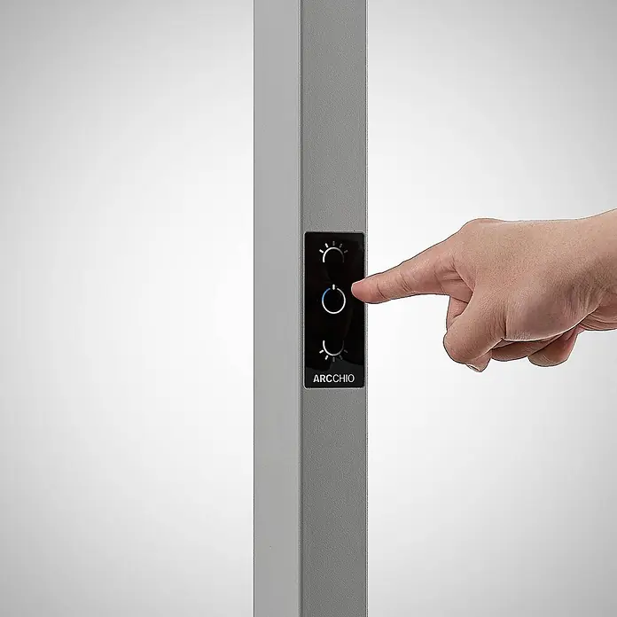 Arcchio Stehleuchte Logan Ultra - alu / grau / zink, alu / grau / zink - Hand drückt Touch-Bedienelemente für Helligkeit und Leistung an einer grauen ARCCHIO Stehleuchte.