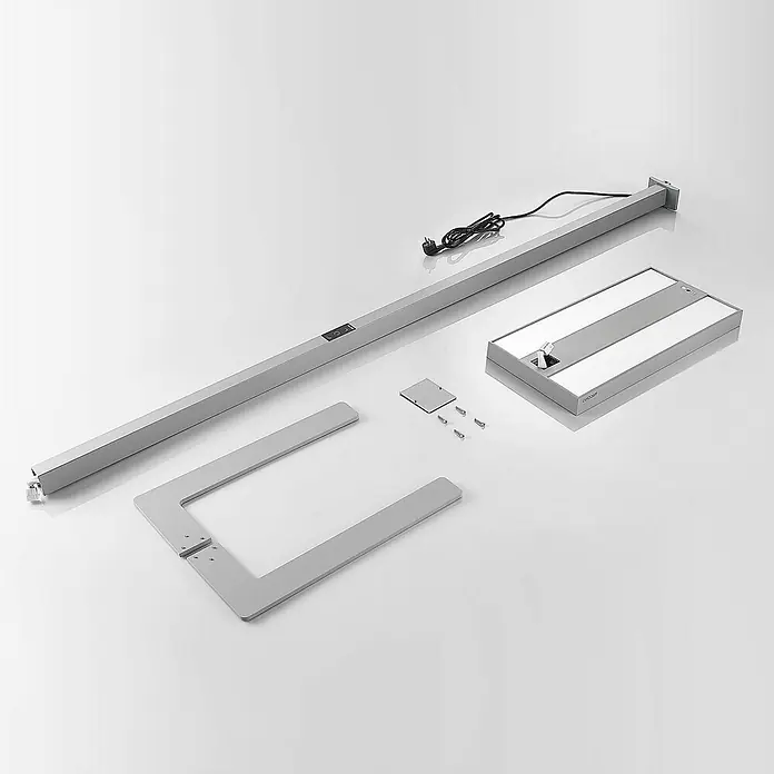 Arcchio Stehleuchte Logan Ultra - alu / grau / zink, alu / grau / zink - Zerlegte silbergraue Metallkomponenten einer Schreibtischlampe, inkl. Fuß, Arm und Rahmen, montagebereit.