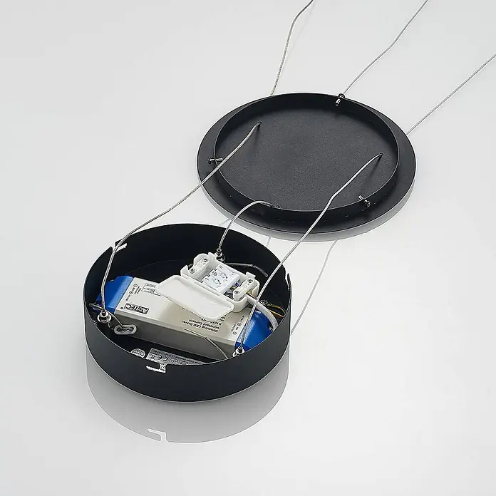 Arcchio LED Pendelleuchte in schwarz, weiß, Hängelampe -  - Schwarzes, offenes rundes Leuchtengehäuse mit LED-Treiber, elektrischen Anschlüssen und Aufhängeseilen.