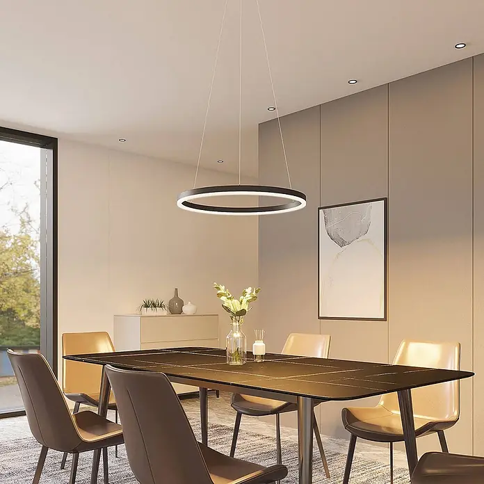 Arcchio LED Pendelleuchte in schwarz, weiß, Hängelampe -  - Moderne schwarze kreisförmige LED-Pendelleuchte beleuchtet einen Esstisch in einem modernen Esszimmer.