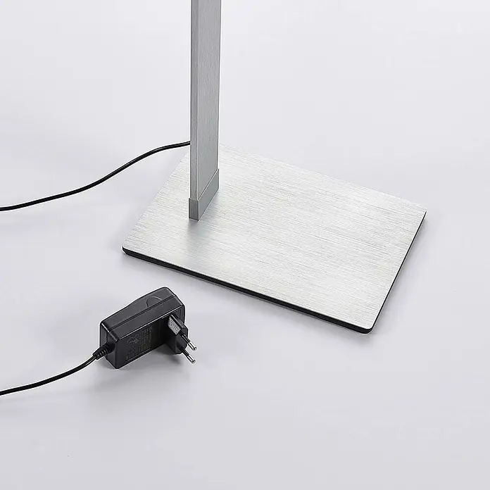 Lucande LED Stehlampe dimmbar, einstellbare Lichtfarbe - 3000-6000K - Ein Lampenfuß aus gebürstetem Silbermetall mit schwarzem Netzteil und Kabel.