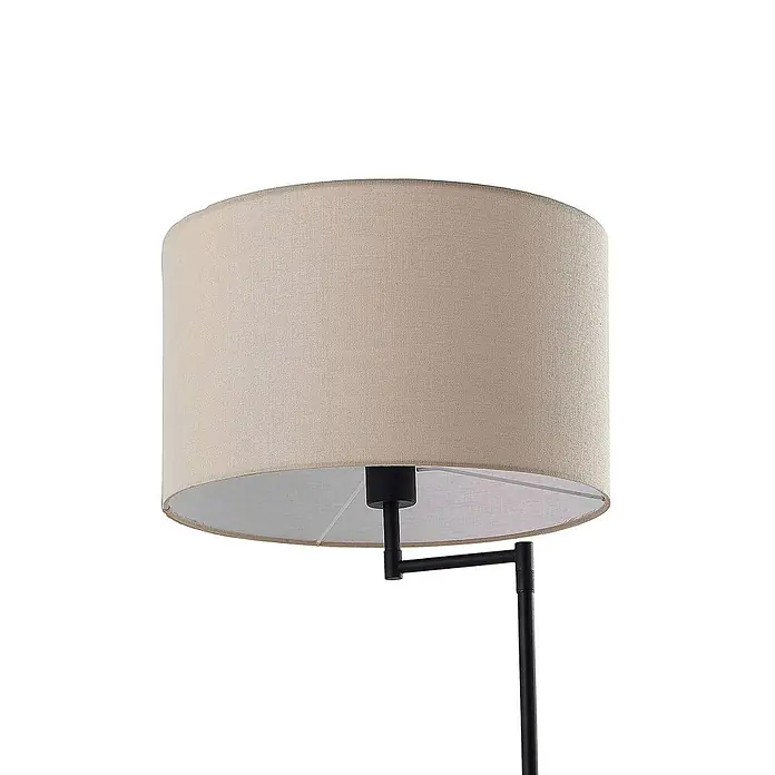 Lindby Stehlampe Wohnzimmer in schwarz matt, beige, Stehleuchte -  - Nahaufnahme eines beigen Stoff-Trommelschirms an einem schwarzen Metall-Stehlampenarm.