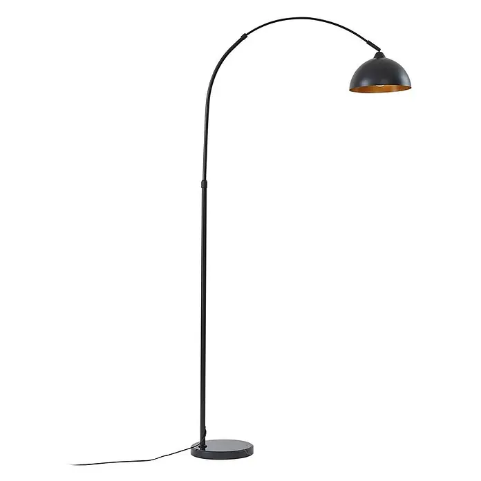 Lindby Stehlampe Wohnzimmer in schwarz, gold, Stehleuchte -  - Schwarze Bogen-Stehleuchte mit goldgefüttertem Kuppelschirm und rundem Fuß.