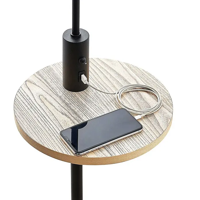 Lindby Stehlampe Wohnzimmer in schwarz matt, beige, Stehleuchte -  - Runde helle Holzablage mit schwarzem Mast, integriertem USB-Anschluss und Kippschalter, lädt ein Smartphone.