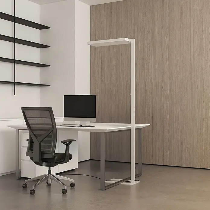 Arcchio LED Stehlampe Büro in weiß, up down Büroleuchte -  - Modernes Büro mit weißem Schreibtisch, schwarzem ergonomischem Netzstuhl, Computermonitor und schlanker weißer Stehleuchte. Minimalistische schwarze Regale an der Wand.