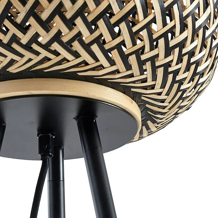Lindby Stehlampe Wohnzimmer, Tripod in schwarz, holz, Stehleuchte -  - Unterseite einer Lampe mit schwarz-naturfarbenem Geflechtschirm, schwarzem Metallsockel, Beinen und Textilkabel.