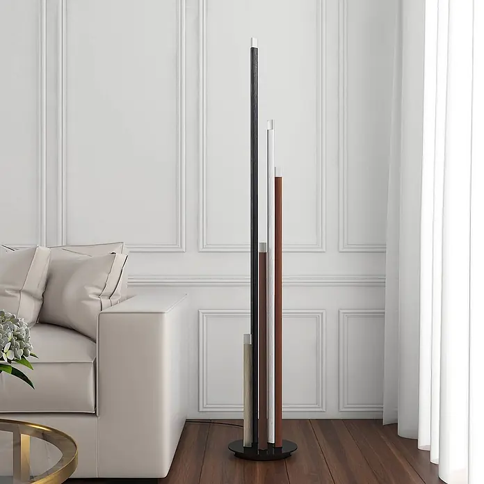 Lucande LED Stehlampe Wohnzimmer in bunt, Stehleuchte -  - Moderne Stehlampe mit drei vertikalen Lichtbalken in Schwarz, Silber und Braun, neben einem Sofa im Wohnzimmer stehend.