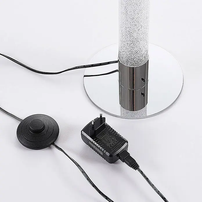 Lindby RGB LED Stehlampe Wohnzimmer, Gaming Lampe, Ecklampe dimmbar -  - Verchromter Lampenfuß mit Blasensäule, über schwarze Kabel mit einem runden Fußschalter und einem schwarzen Netzteil verbunden.