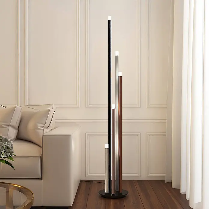 Lucande LED Stehlampe Wohnzimmer in bunt, Stehleuchte -  - Moderne LED-Stehlampe mit mehreren vertikalen Stäben in Schwarz, Silber und Braun, die ein zeitgenössisches Wohnzimmer beleuchtet.