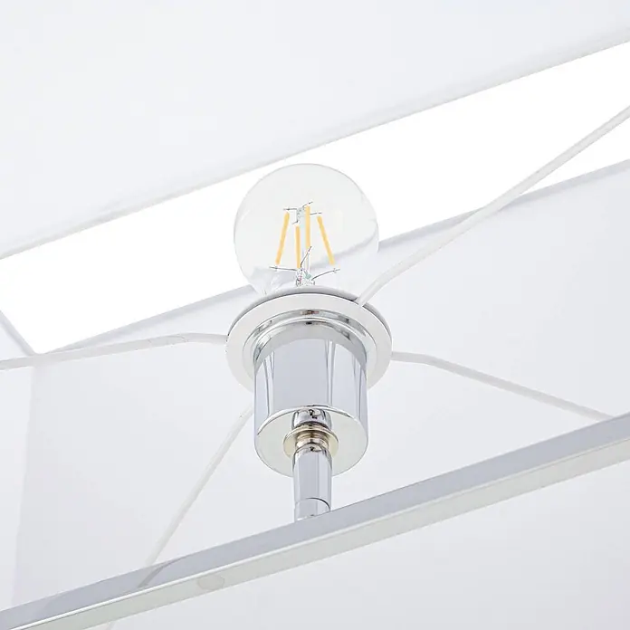Lucande Stehlampe Wohnzimmer in chrom, weiß, Stehleuchte -  - Nahaufnahme einer klaren LED-Glühbirne mit sichtbaren Filamenten, eingeschraubt in eine glänzende Chromfassung, gestützt von weißen Drähten.
