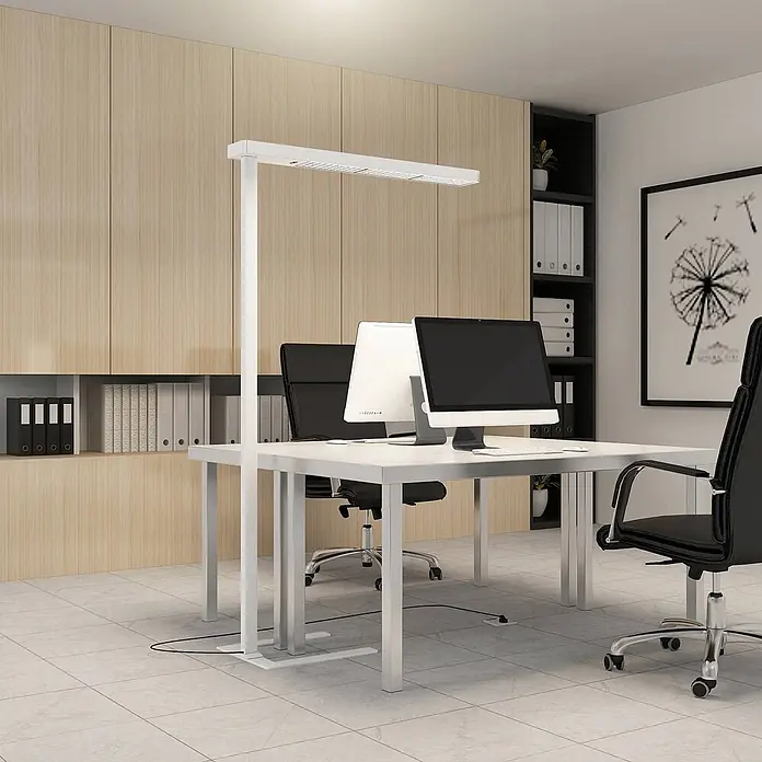 Arcchio Stehleuchte Susi - weiß / opal, weiß / opal - Weiße LED-Stehleuchte beleuchtet zwei moderne Büroarbeitsplätze mit Computern.