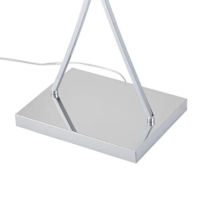 Lucande Stehlampe Wohnzimmer in chrom, weiß, Stehleuchte -  - Polierte Chrom-Lampenbasis mit zwei abgewinkelten Metallstützen und einem weißen Netzkabel.