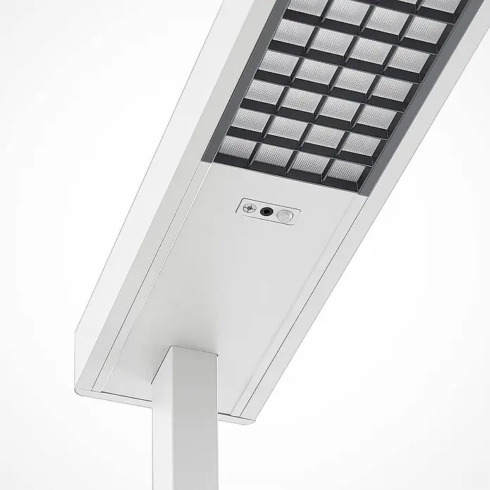 Arcchio Stehleuchte Susi - weiß / opal, weiß / opal - Weiße LED-Außenleuchte mit Gitterpaneelen, Licht- und Bewegungssensoren, auf einem Mast montiert.