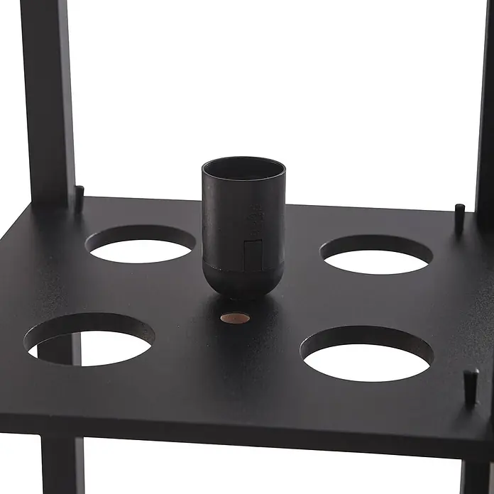 Lindby Stehlampe Wohnzimmer in schwarz, Stehleuchte -  - Schwarzes Metallregal mit vier runden Löchern und einer schwarzen zylindrischen Lampenfassung.
