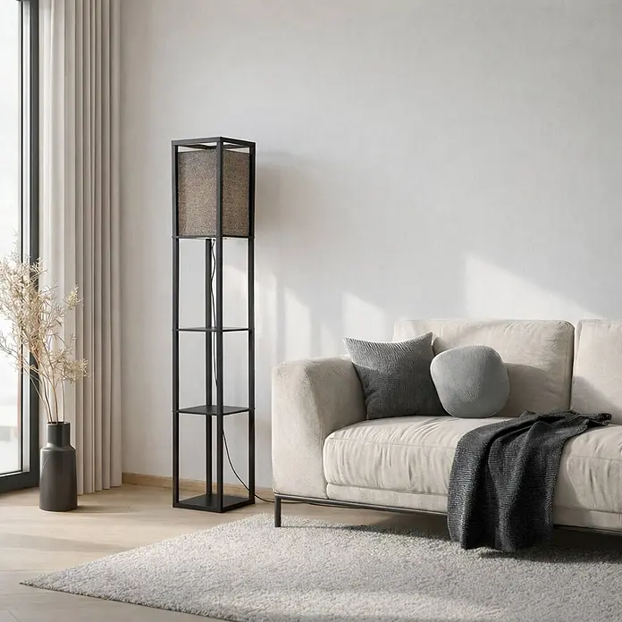 Lindby Stehlampe Wohnzimmer in schwarz, Stehleuchte -  - Hohe Stehlampe aus schwarzem Metall mit texturiertem Stoffschirm und integrierten Ablagen, neben einem hellen Sofa im modernen Wohnzimmer.