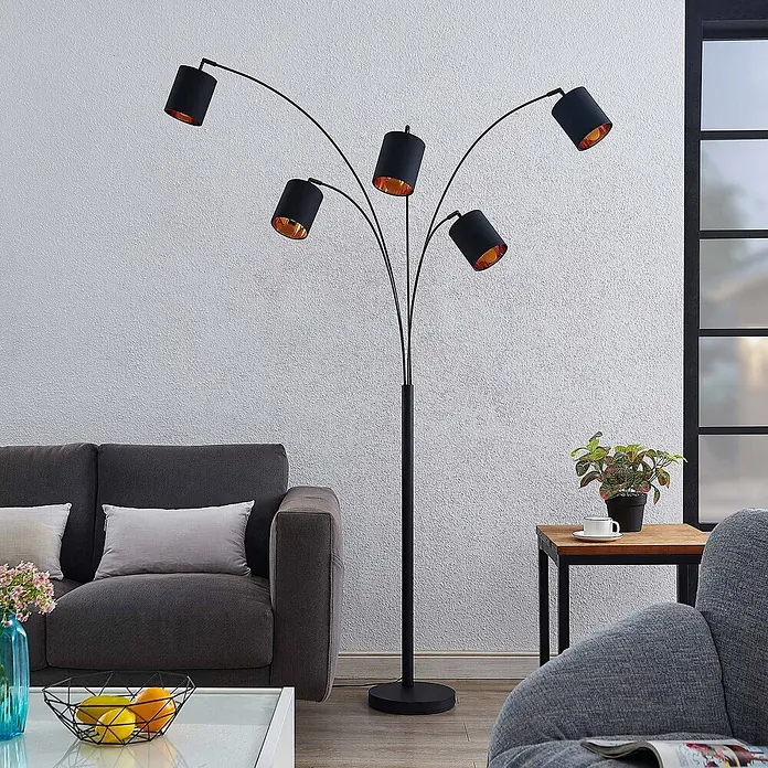 Lindby Stehlampe Wohnzimmer in schwarz, gold, Stehleuchte -  - Schwarze Stehlampe mit fünf Köpfen und goldfarbenen Innenseiten, beleuchtet ein modernes Wohnzimmer.