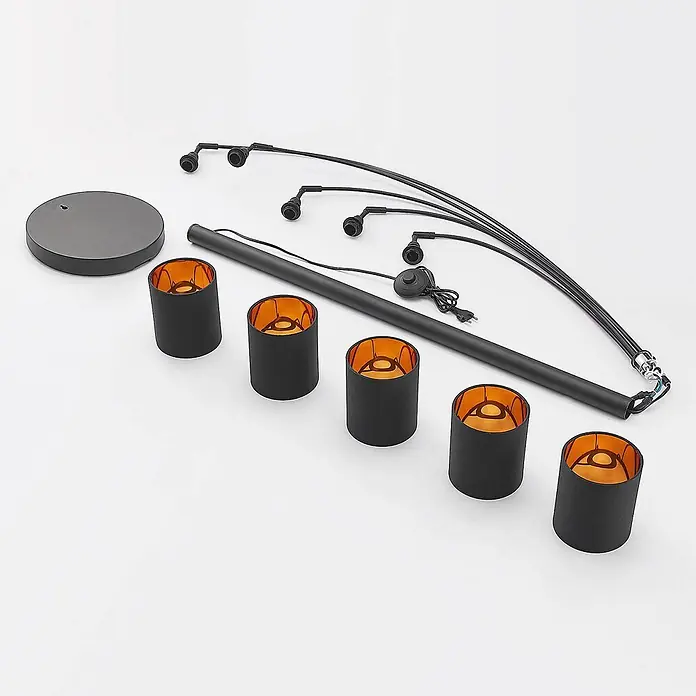 Lindby Stehlampe Wohnzimmer in schwarz, gold, Stehleuchte -  - Zerlegte schwarze Stehlampe: runder Sockel, Stange, fünf flexible Arme mit Fassungen, Netzkabel mit Schalter und fünf schwarze Lampenschirme mit orangefarbener Innenseite.