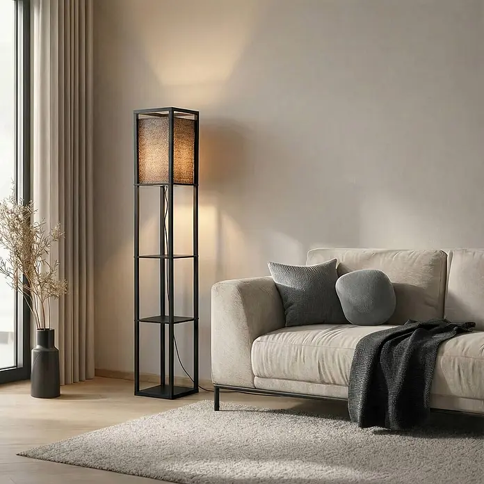 Lindby Stehlampe Wohnzimmer in schwarz, Stehleuchte -  - Hohe schwarze Stehlampe mit integrierten Regalen und beleuchtetem Textil-Schirm, neben einem hellen Sofa im modernen Wohnzimmer.