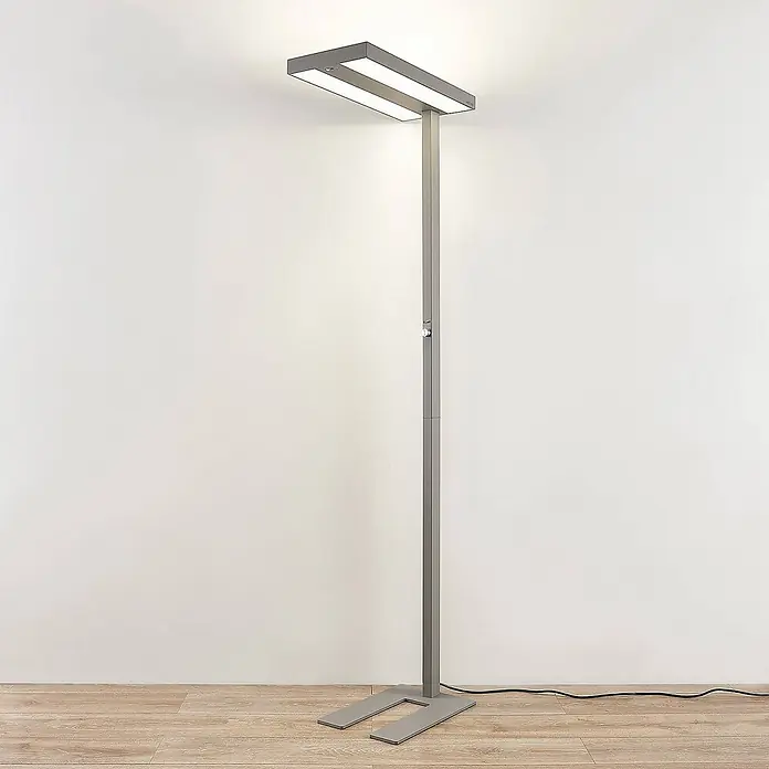 Arcchio LED Büro Stehlampe dimmbar, Bewegungsmelder, Tageslichtsensor -  - Moderne graue LED-Stehlampe aus Metall mit rechteckigem Leuchtenkopf und Sockel, hell leuchtend.