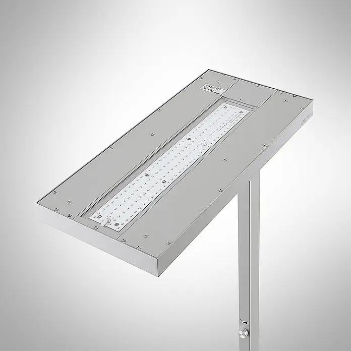 Arcchio LED Büro Stehlampe dimmbar, Bewegungsmelder, Tageslichtsensor -  - Rechteckige, silbergraue LED-Leuchte mit sichtbarem LED-Streifen, auf passender Stange montiert.