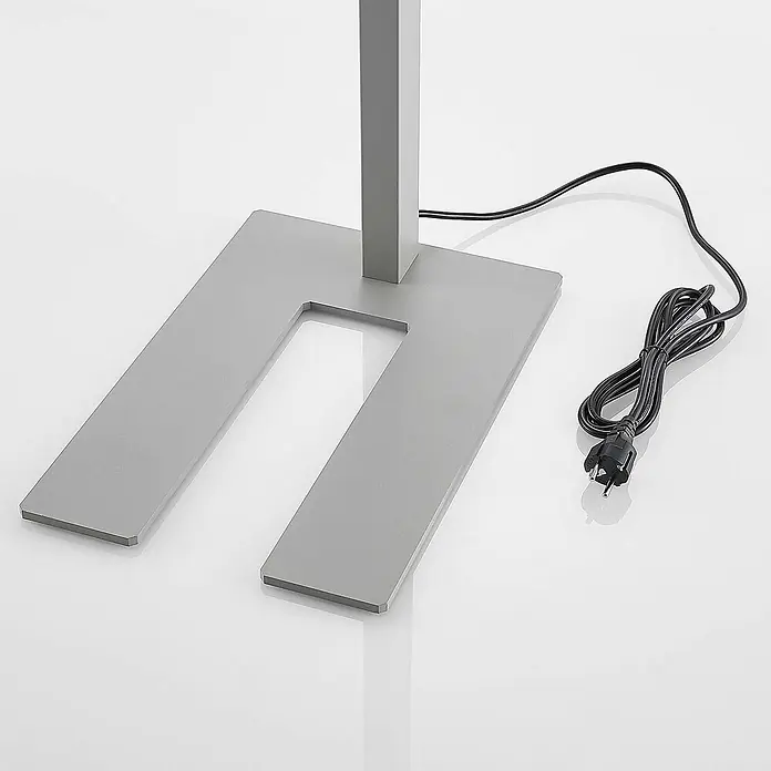 Arcchio LED Büro Stehlampe dimmbar, Bewegungsmelder, Tageslichtsensor -  - Silbergrauer Metall-U-förmiger Lampenfuß mit rechteckigem Mittelständer und schwarzem Netzkabel mit europäischem Stecker.