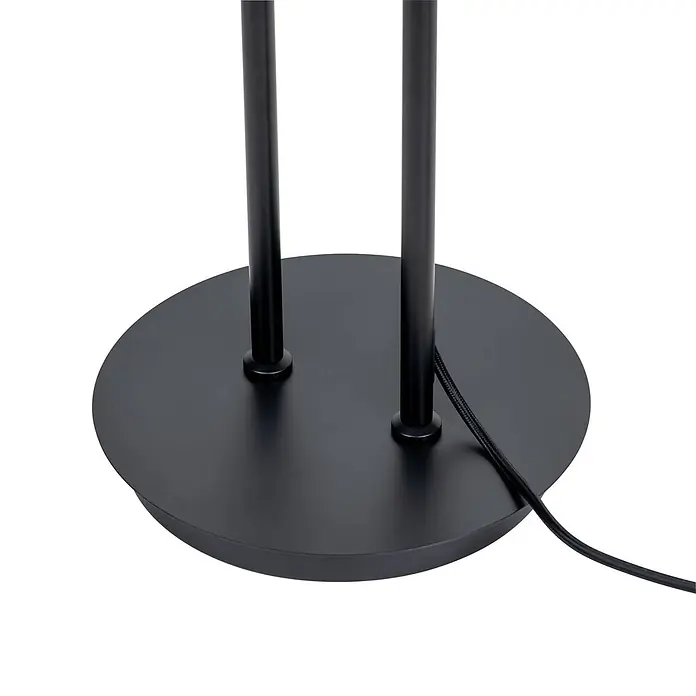 Lucande Stehlampe Wohnzimmer in schwarz, Stehleuchte -  - Schwarzer Metallfuß einer Stehleuchte mit zwei Stangen und geflochtenem Netzkabel.