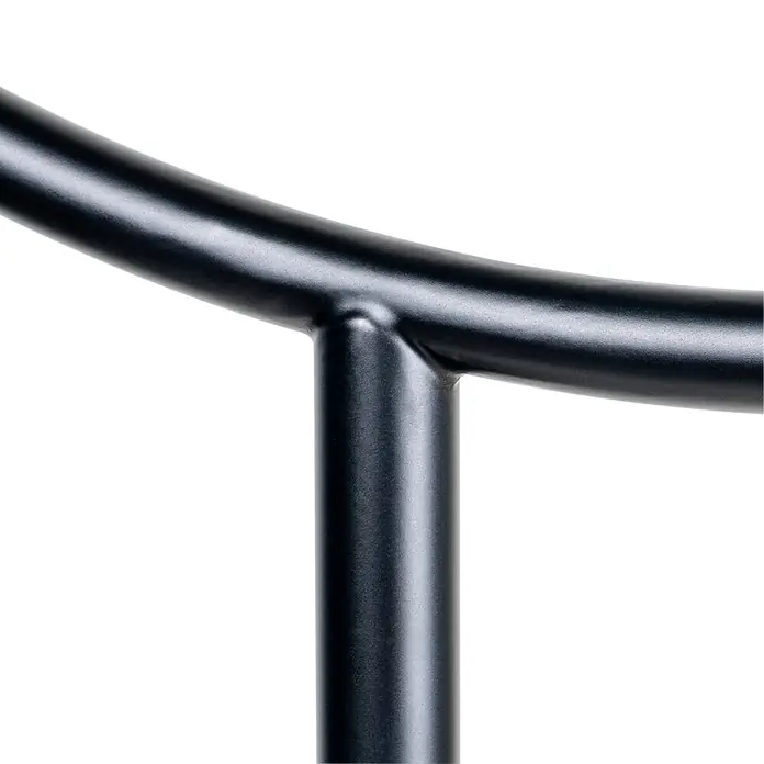 Lucande Stehlampe Wohnzimmer in schwarz, Stehleuchte -  - Nahaufnahme eines mattschwarzen Metallrohrrahmens mit einer Schweißverbindung.
