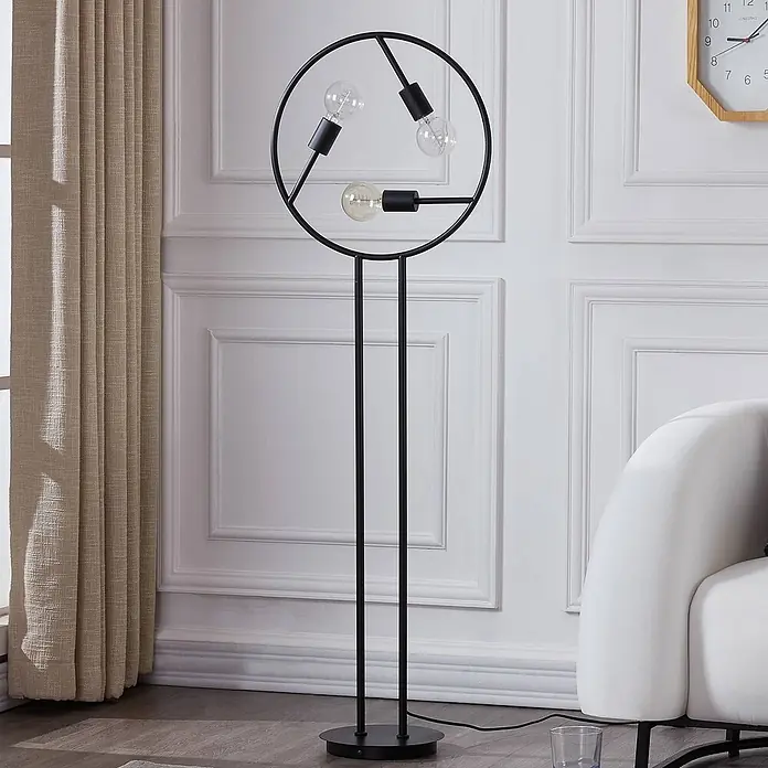 Lucande Stehlampe Wohnzimmer in schwarz, Stehleuchte -  - Schwarze moderne Stehleuchte mit kreisförmigem Kopf und drei sichtbaren Glühbirnen in einem stilvollen Wohnzimmer.