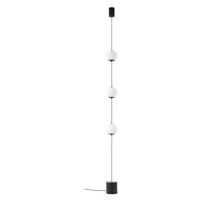 Lucande LED Stehlampe Wohnzimmer in weiß, schwarz, dimmbar Stehleuchte -  - Hohe Stehleuchte mit schwarzem Marmorsockel, schlanker schwarzer Stange und drei weißen kugelförmigen Diffusoren.