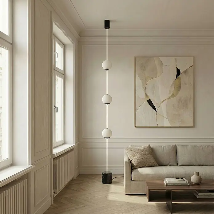 Lucande LED Stehlampe Wohnzimmer in weiß, schwarz, dimmbar Stehleuchte -  - Hohe Stehleuchte mit schwarzem Stiel, drei weißen Kugeldiffusoren und einem schwarzen Marmorsockel, neben einem Sofa platziert.
