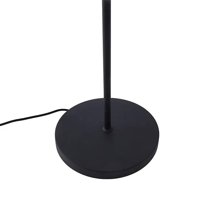Lindby Stehlampe Wohnzimmer in orange, schwarz, Stehleuchte -  - Schwarzer Metallsockel einer Stehlampe mit Netzkabel.