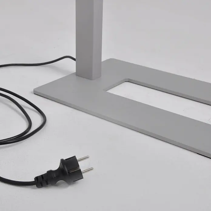 Arcchio LED Büro Stehlampe dimmbar silber, Deckenfluter 8000lm, 4000K -  - Grauer, rechteckiger Sockel mit Aussparung und schwarzem Netzkabel mit Eurostecker.