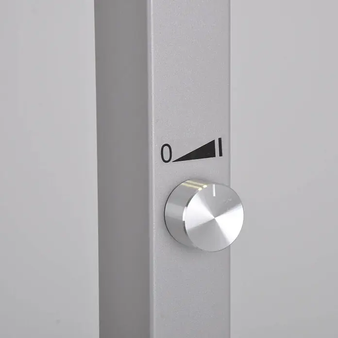 Arcchio LED Büro Stehlampe dimmbar silber, Deckenfluter 8000lm, 4000K -  - Silberner Drehregler auf einer silbernen Säule mit Lautstärke-/Intensitätsanzeige von 0.