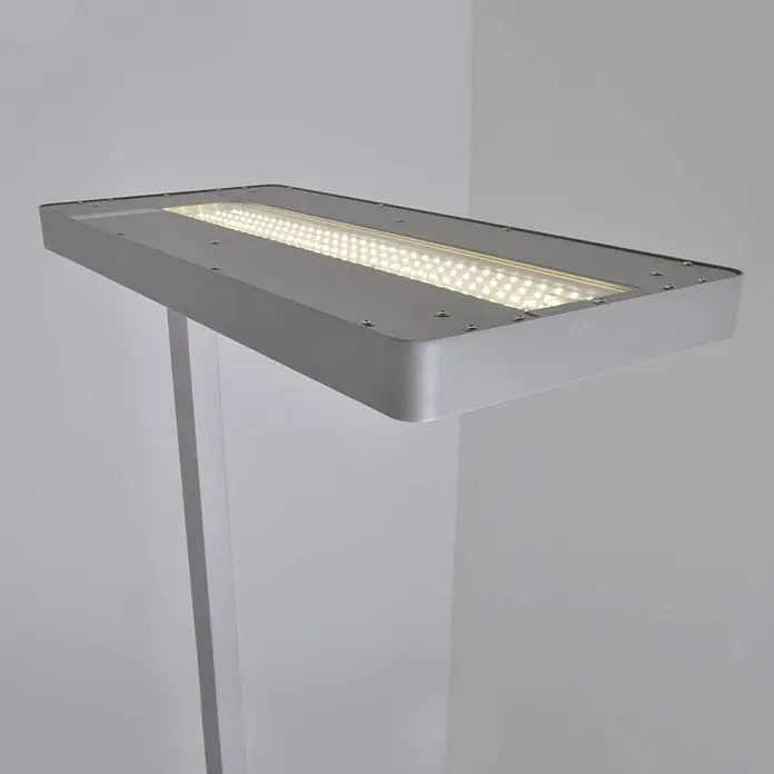 Arcchio LED Büro Stehlampe dimmbar silber, Deckenfluter 8000lm, 4000K -  - Rechteckige silberne LED-Leuchte mit vielen hellen Lichtern auf schlankem Ständer.