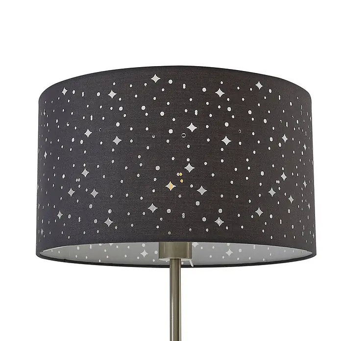 Lindby Stehlampe Wohnzimmer in nickel matt, grau, up down Stehleuchte -  - Dunkler Stoff-Lampenschirm mit Stern- und Punkt-Ausstanzungen, der im beleuchteten Zustand ein Sternenmuster erzeugt, auf einem Lampenfuß.