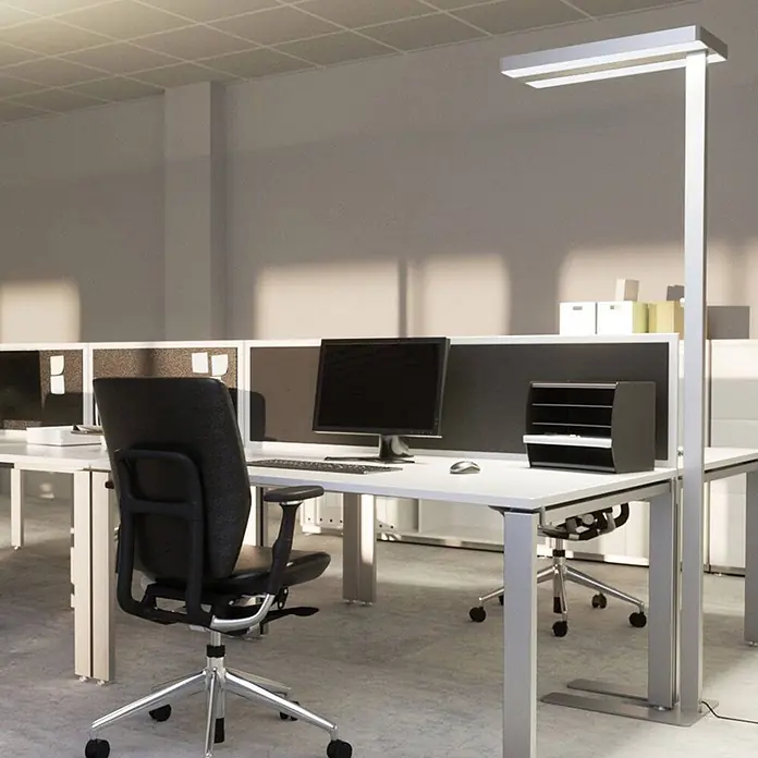Arcchio LED Büro Stehlampe dimmbar silber, Deckenfluter 8000lm, 4000K -  - Moderne silberne Stehleuchte mit linearem LED-Kopf, die einen Büroarbeitsplatz und Schreibtischbereich perfekt beleuchtet.