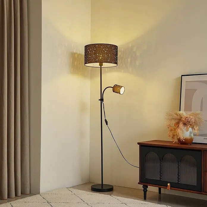 Lindby Stehlampe Wohnzimmer in nickel matt, grau, up down Stehleuchte -  - Schwarze Stehleuchte mit sternförmigem Hauptschirm und verstellbarer Leselampe, die eine Zimmerecke erhellt.