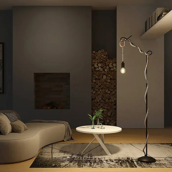 Lucande Stehlampe Wohnzimmer in schwarz, hellbraun, Stehleuchte -  - Stehlampe mit schwarzem Metallgestell und Naturseilwicklung, einer sichtbaren Glühbirne, beleuchtet ein modernes Wohnzimmer.