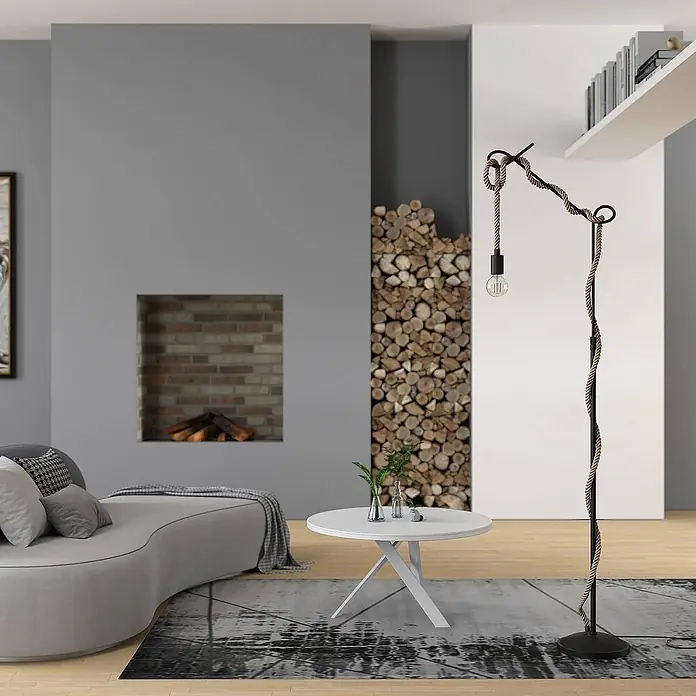 Lucande Stehlampe Wohnzimmer in schwarz, hellbraun, Stehleuchte -  - Eine Stehleuchte aus schwarzem Metall mit seilumwickeltem Ständer und freiliegender Glühbirne in einem modernen Wohnzimmer.