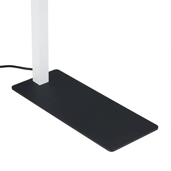 Arcchio LED Büro Stehlampe weiß schwarz, Deckenfluter 7400lm, 4000K -  - Weißer rechteckiger Mast auf flacher, dunkler rechteckiger Basis mit schwarzem Kabel.